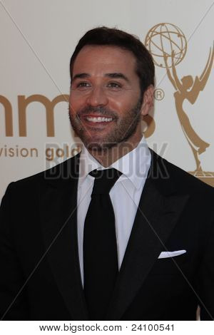 LOS ANGELES - SEP 18: Jeremy Piven na tohoto roku na výroční ceny Emmy konala v Nokia Theater L.