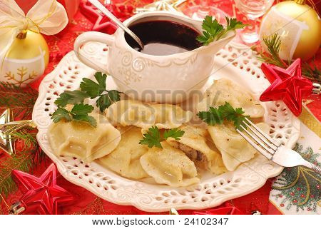 Pierogi โปแลนด์ (ราวีโอลี่) และ Barszcz (borscht) สำหรับคริสต์มาส