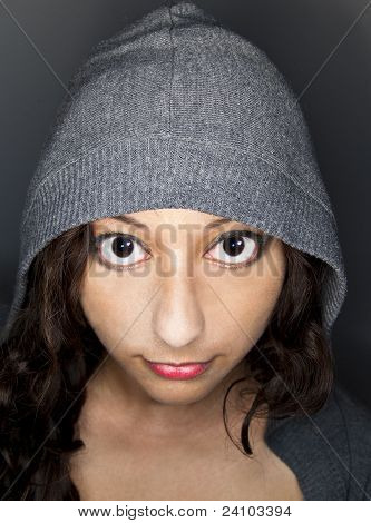 สาวใน hoodie สีเทา