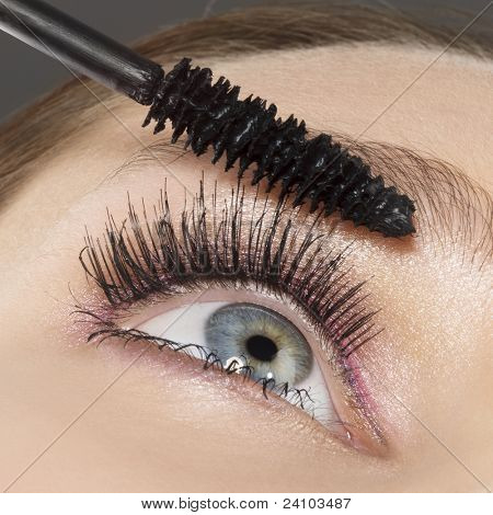 Frau Wimperntusche auf ihre langen Wimpern anwenden