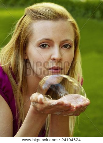 สาวมีความสุขที่เป่าฟองสบู่