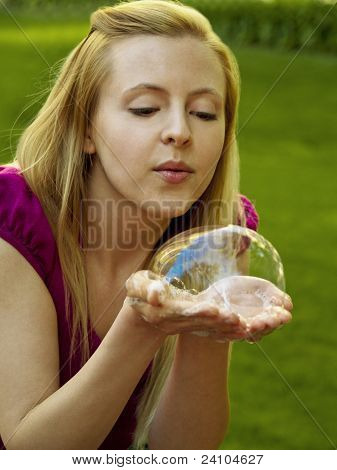 สาวมีความสุขที่เป่าฟองสบู่