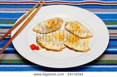 Gylden brun Potstickers på hvid plade