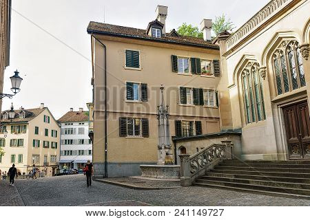 Zurich, Switzerland - September 2, 2016: Fountain At Helferei On Zwingliplatz Square In Zurich Old T