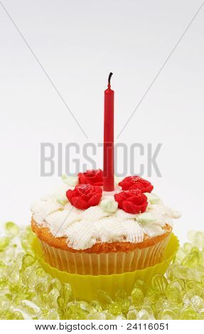 Cupcake de vainilla con glaseado de Basketweave y rosas