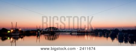 Panorama přístavu za svítání