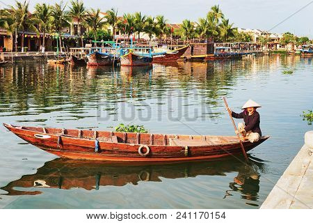 Hoi An, Vietnam - February 17, 2016: Senior Woman In Traditional Vietnamese Hat In A Boat In Thu Bon
