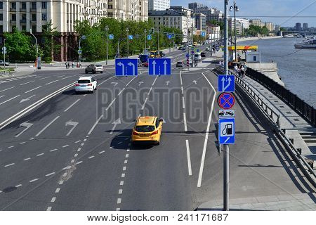 Moscow, Russia - May 12. 2018 Traffic On The Small Ustyinsky Bridge