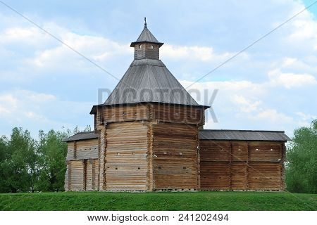 Moscow, Russia, May 12, 2018, Architectural Ensemble In Kolomenskoye Park, A Monument Of Wooden Arch