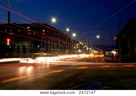 Russland. Stadt Volzhsk. Straße der Welt. Nacht.