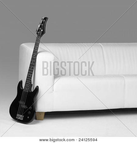 Black Bass Guitar og hvid sofa