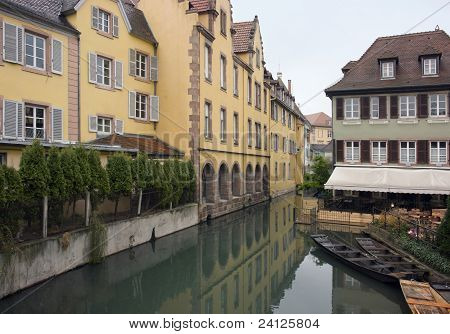 Kanalen og hus facader i Colmar
