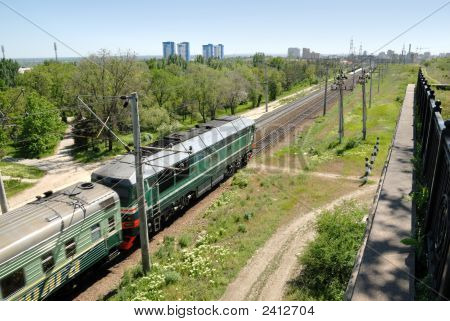 Russland. Wolgograd. Eine Diesel-Lok auf Schienen.