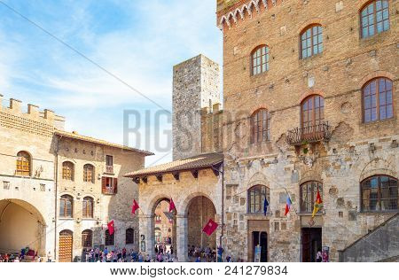 San Giminiano, Italy - May 26, 2016:  A Crowd Of Tourists In Duomo Square