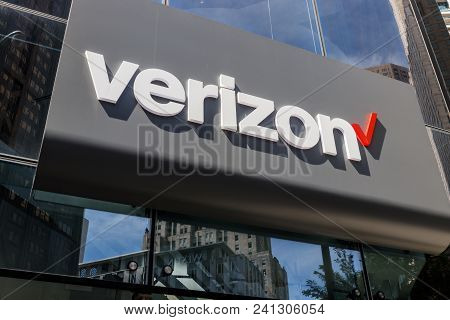 Chicago - Circa May 2018: Verizon Wireless Retail Location. Verizon Delivers Wireless, High-capacity