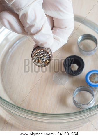 Cleaning Of Limescale On The Filter Of The Crane At Home Using A Cleaning Solution. Vinegar Etching 