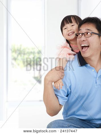 ชีวิตครอบครัวมีความสุข พ่อและสาวน้อย