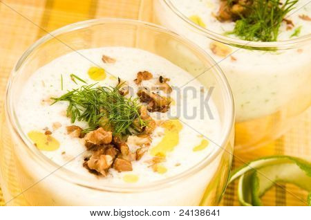 Tarator - soupe froide bulgare traditionnelle de Summer