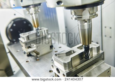 two spindel CNC milling machine at simultaneous metal working
