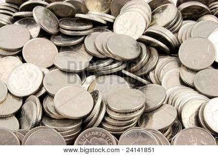 Pile di denaro su sfondo bianco