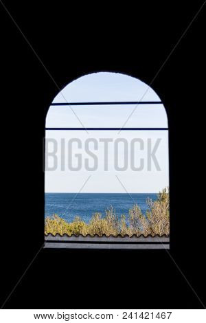 Mar Visto Desde La Ventana De Casa Abandonada