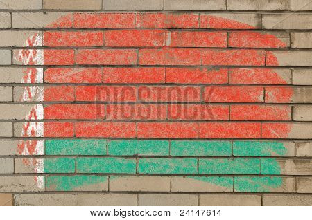 Bandeira da Bielorrússia na parede de tijolo de Grunge pintado com giz