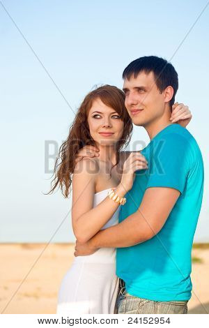 couple embrassant sur plage