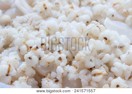 Coix Lacryma-jobi Is Cooked With Longan And Coconut Is A Food With High Nutritional Value.