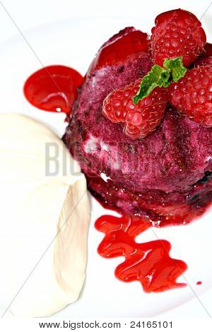 Summer pudding med clotted cream