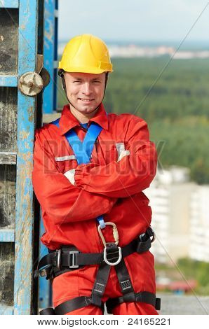 生成器工人的制服与施工现场的安全腰带