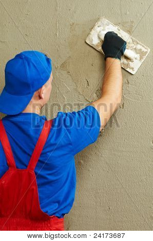 Stuccatore a decorazione ristrutturazione interna parete con galleggiante