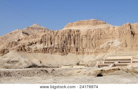 Deir El Bahari w słonecznej okolicy