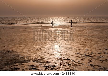 Spielen Sie Tennis auf einem Strand