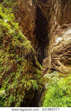 龙水峡地缝峡谷岩壁the Rock Wall Of The Canyon Of Longshui Gorge