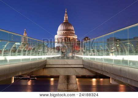 St Pauls e fiume Tamigi