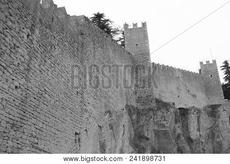 Very High Perimetric Wall Surrounds The Microstate Of San Marino