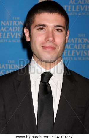 LOS ANGELES - JUN 17: Kristos Andrews ankommer den 2012 dagtimerne kreative Emmy Awards på Westin Bo
