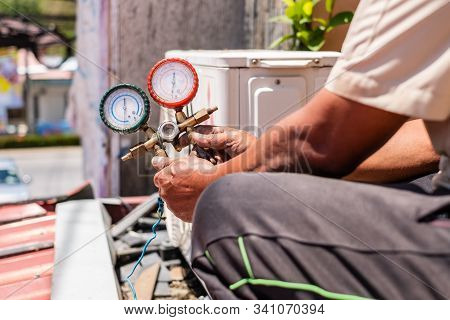 Close Of Hand Holding Manometers, Measuring Equipment For Filling Air Conditioners.