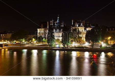 Paris's Hôtel De Ville at Night