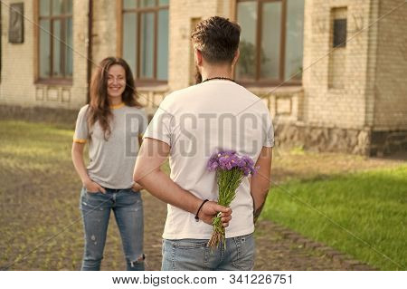 Golden Rules Perfect Date. Simple Happiness. Romantic Date Idea. Guy Prepared Surprise Bouquet For G