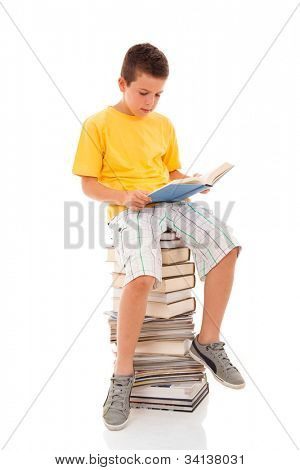 ชายหนุ่มที่นั่งอยู่บนกองหนังสือที่อ่านกับพื้นหลังสีขาว