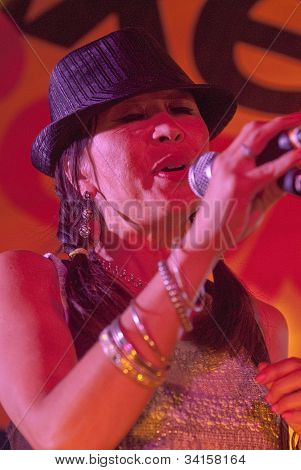 Yasmin Licinio de Exeter baseado banda N.U.M.B. tocando ao vivo no Big Top do mundo