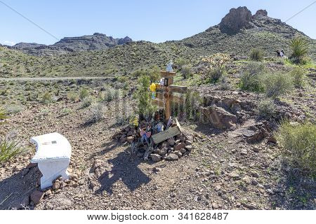 Oatman, Usa - March 7, 2019: Grave Of Linda Van Summer At The Historic Route 66 Near Oatman.