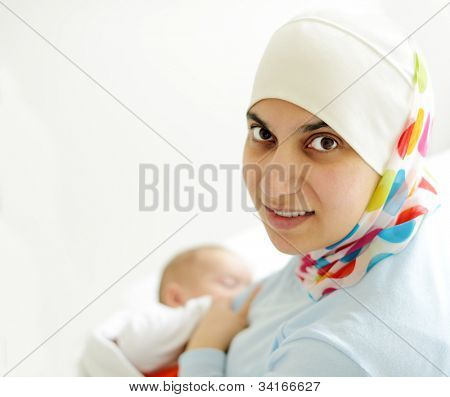 Madre musulmana está amamantando a su bebé