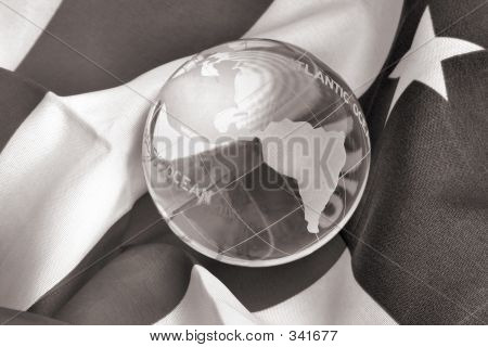 Glas Globe und amerikanische Flagge in b&w