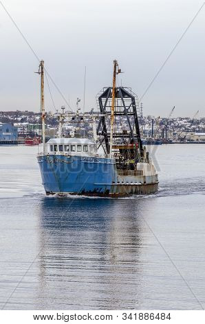 New Bedford, Massachusetts, Usa - December 4, 2019: Clammer Starlight Leaving New Bedford To Go Fish