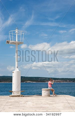 Adolescente, prendre des photos au bord de la mer