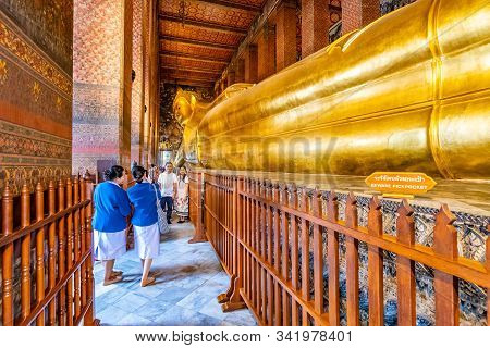 Bangkok, Thailand - 2.11.2019: Tourist Are Taking Photo Of Big Statue Of Lying Buddha In Wat Pho Tem