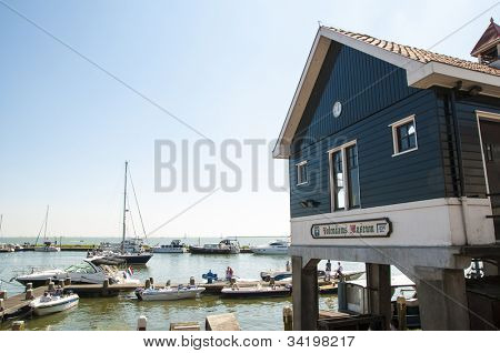 VOLENDAM, HOLLAND - 28 maj: Detalje af port Volendam, som også tjente den tilstødende villa