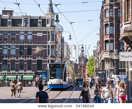 AMSTERDAM, Nizozemsko - 27. května: Tramvaj běží v centru města mezi chodce. 27. Května 2012 v Am